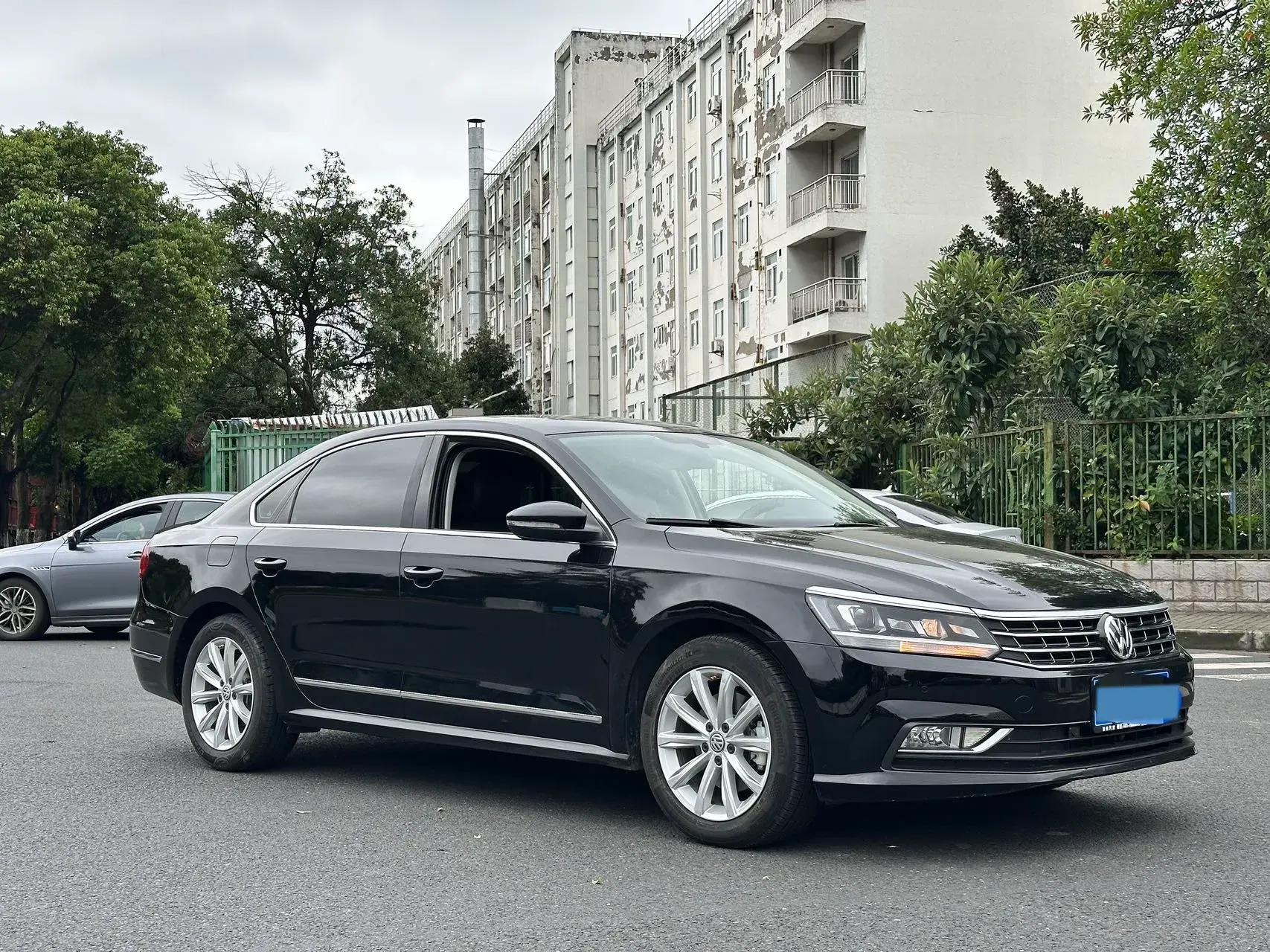 2017 VOLKSWAGEN PASSAT thumbnail 2