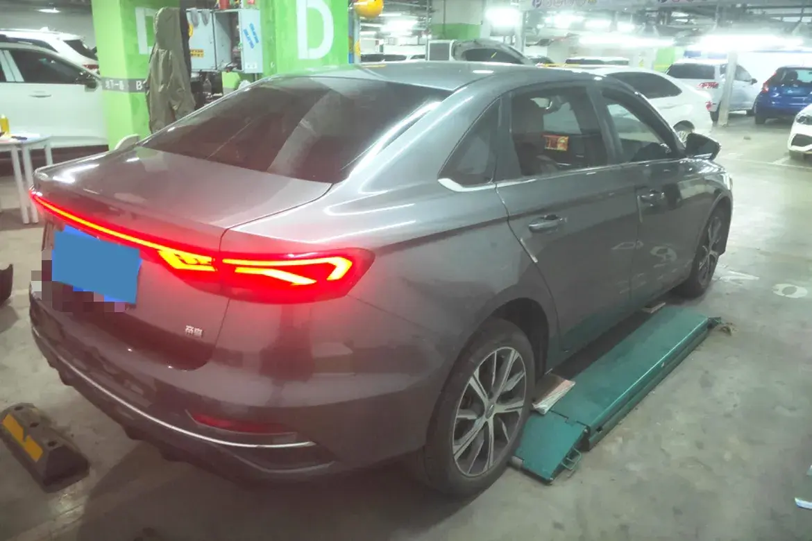 2022 GEELY EMGRAND thumbnail 2