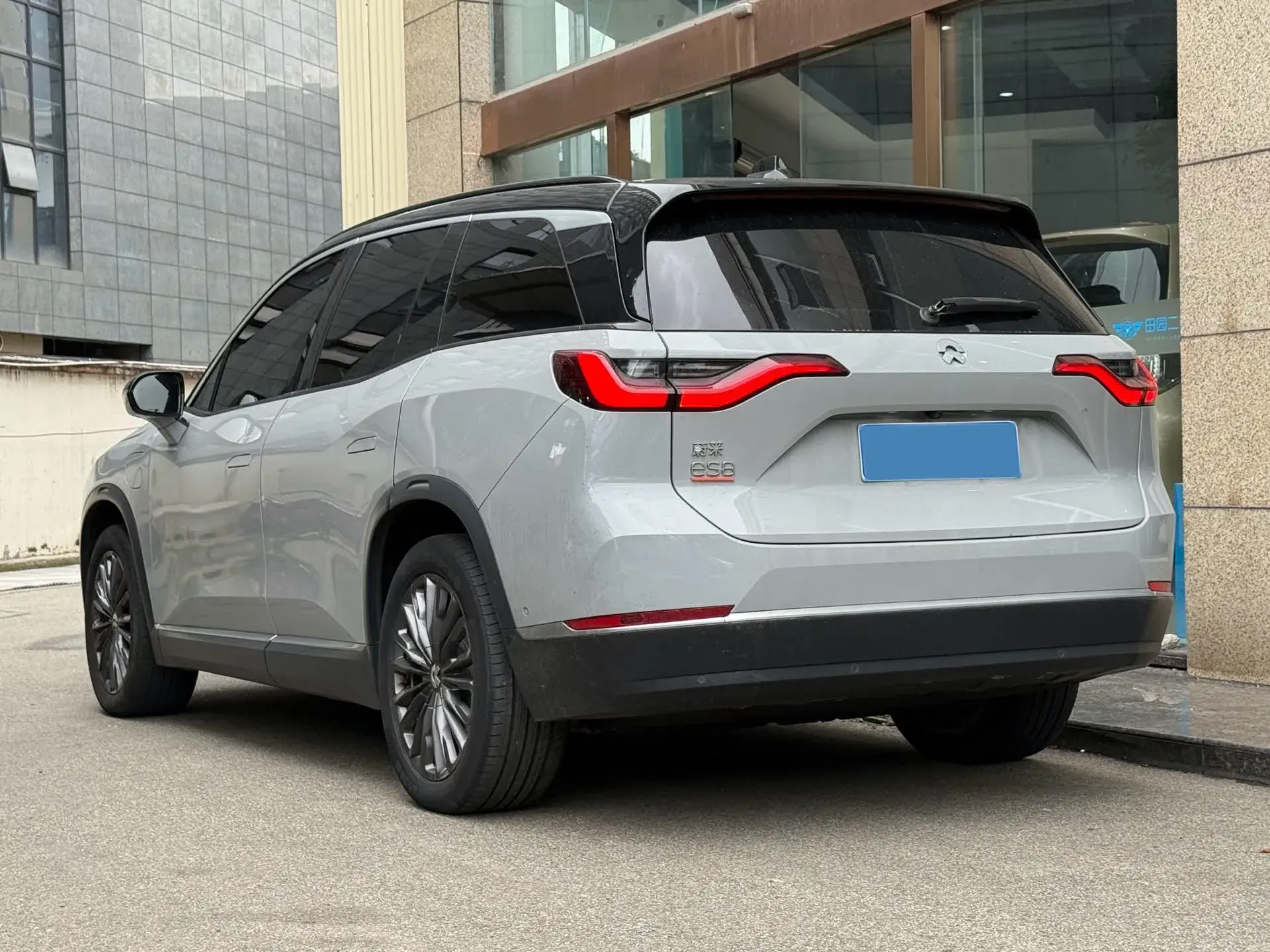 2022 NIO ES8 thumbnail 3