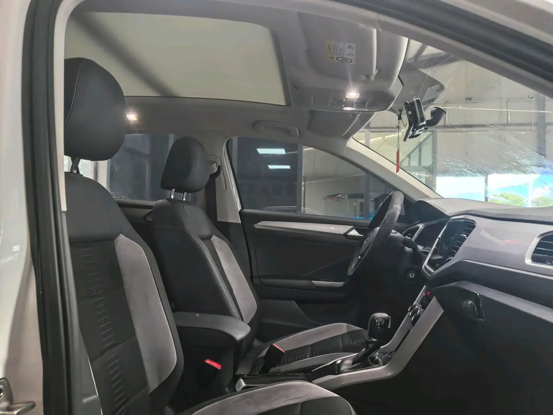 2021 VOLKSWAGEN T-ROC thumbnail 2