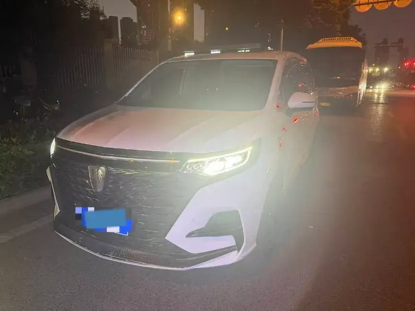 2022 ROEWE IMAX8 view 1