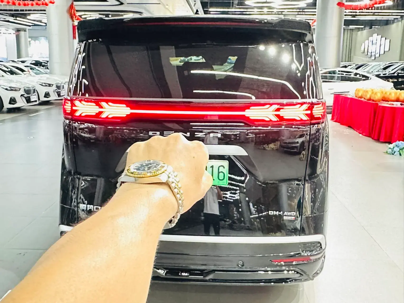 2025 DENZA D9 thumbnail 3