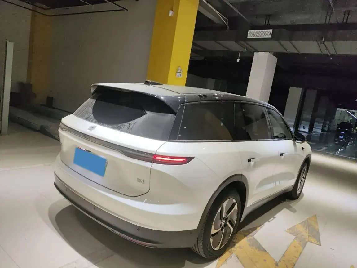 2024 NIO ES8 thumbnail 2