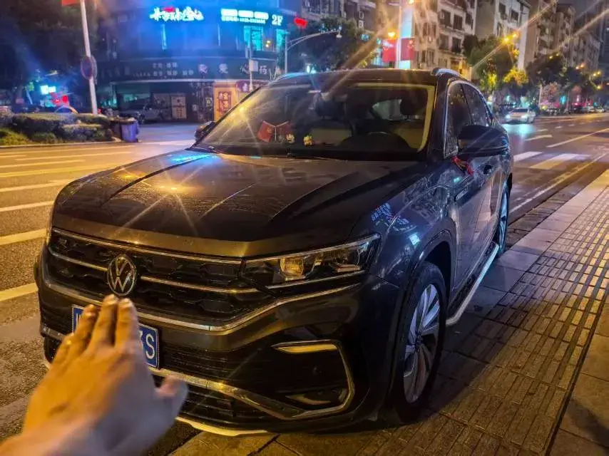 2020 VOLKSWAGEN TAYRON view 1