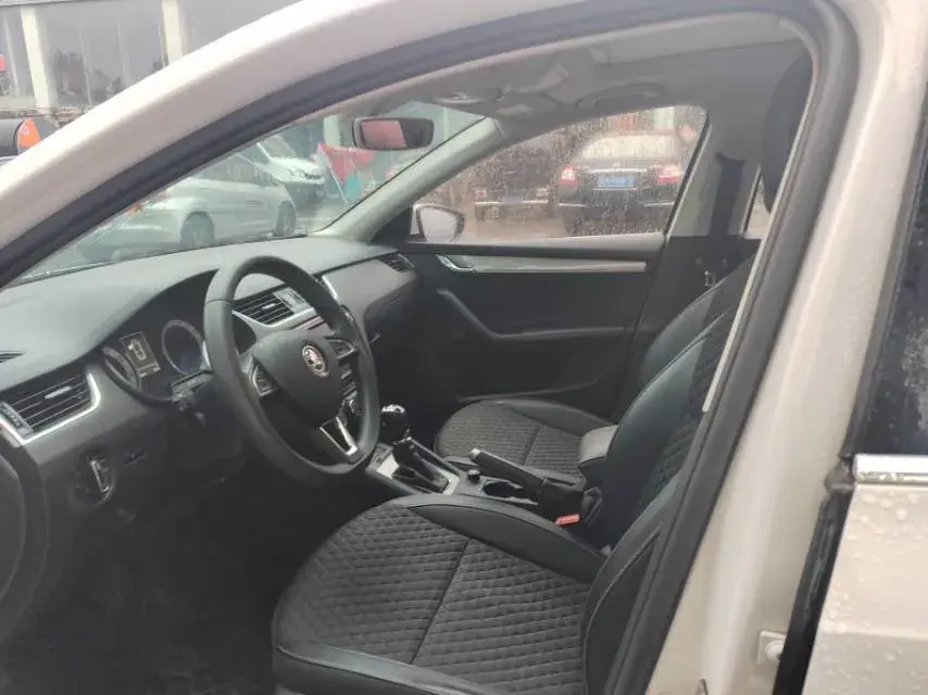 2019 SKODA OCTAVIA thumbnail 4