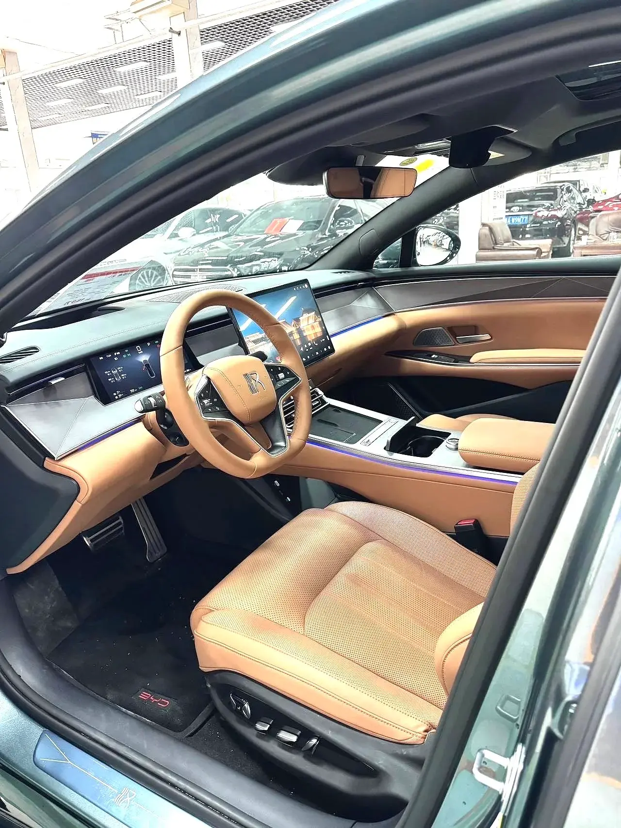 2025 BYD HANL thumbnail 4