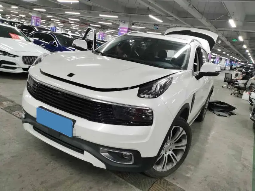 2019 LYNK&CO 01 view 1