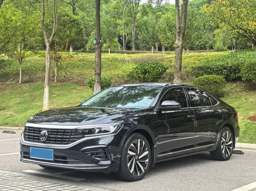 2022 VOLKSWAGEN PASSAT view 1