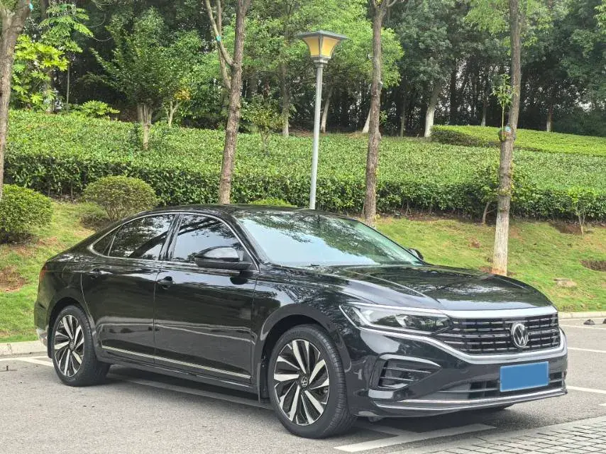 2022 VOLKSWAGEN PASSAT thumbnail 3