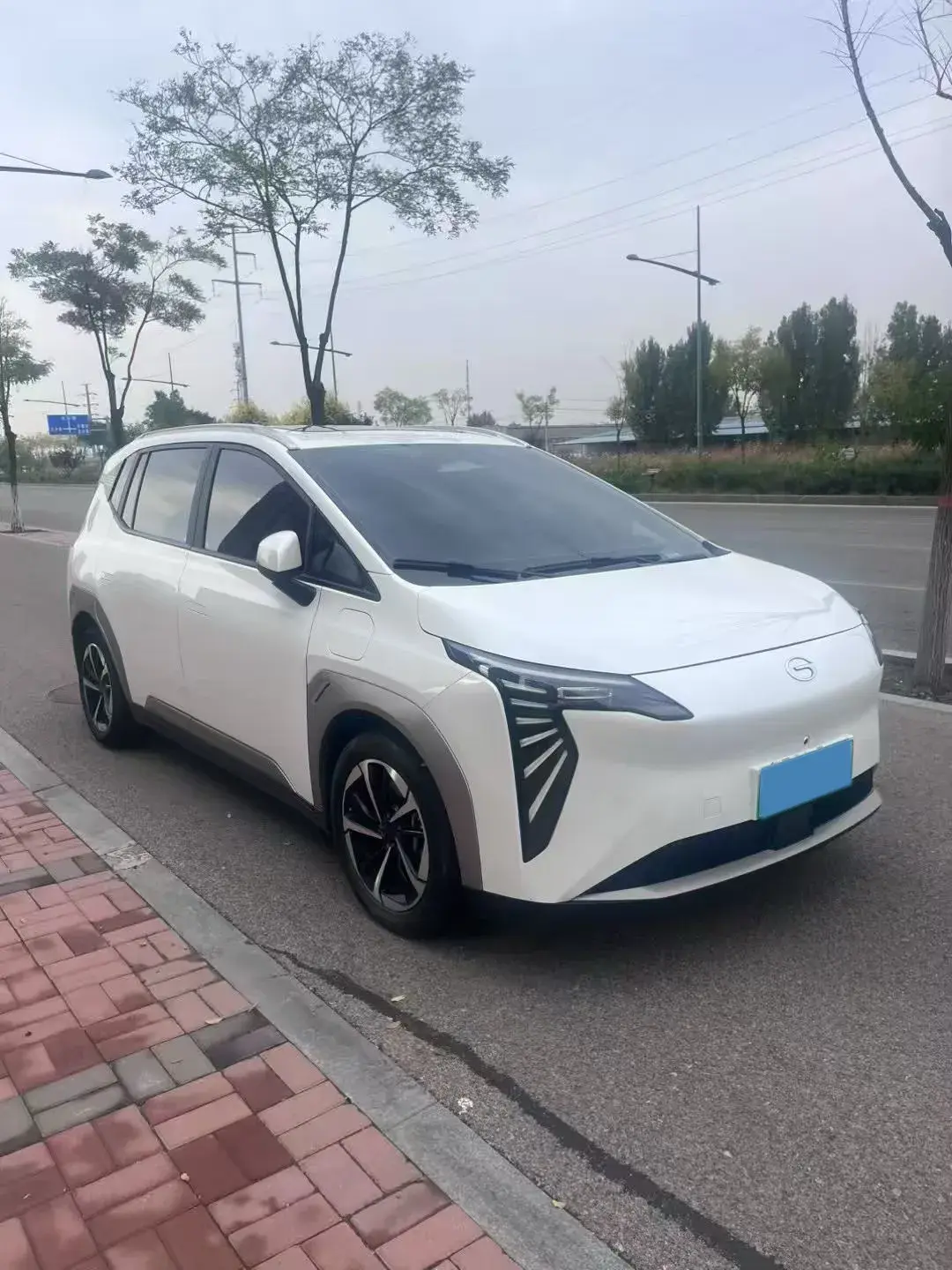 2023 AION Y thumbnail 3