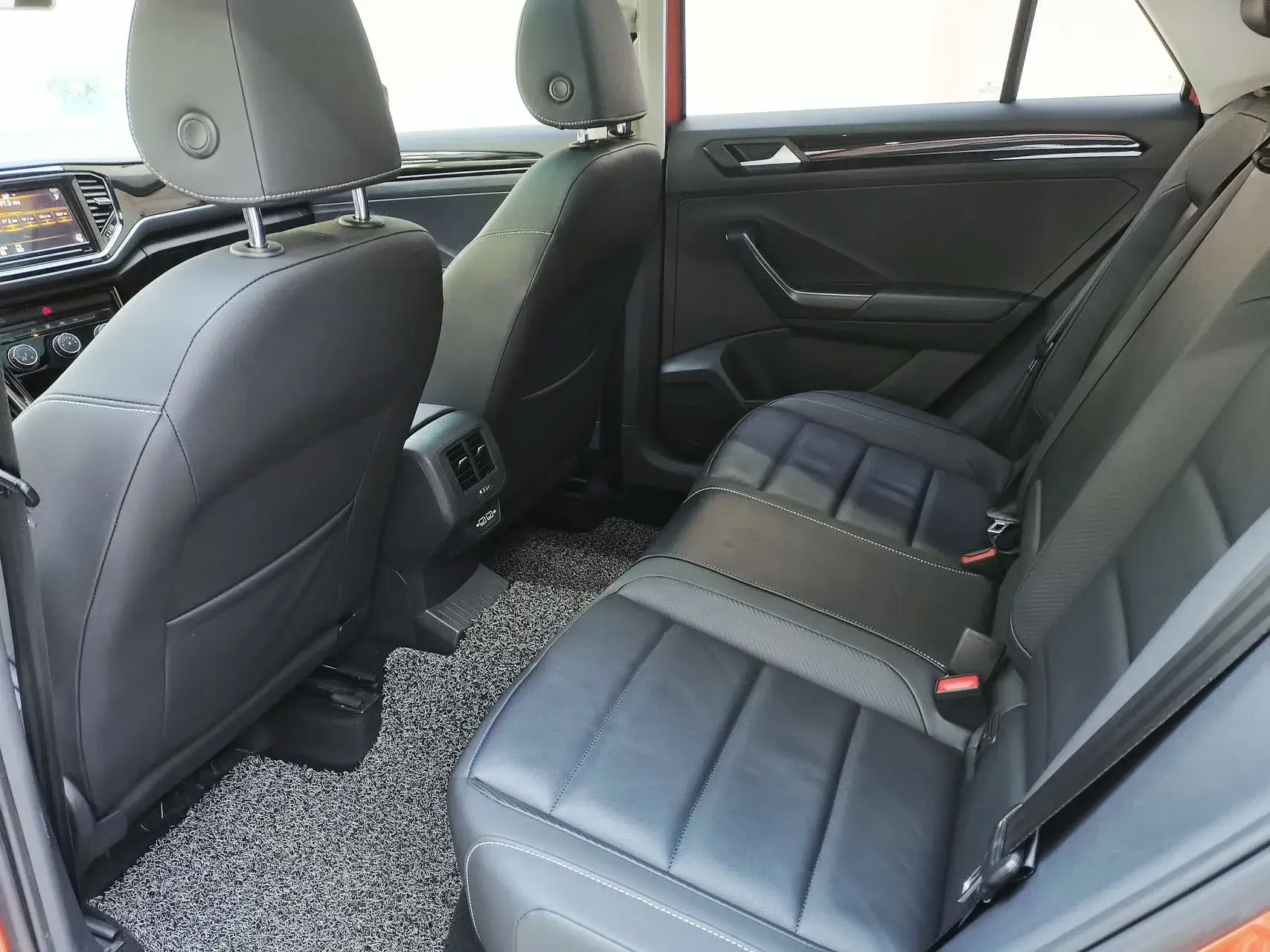 2020 VOLKSWAGEN T-ROC thumbnail 4