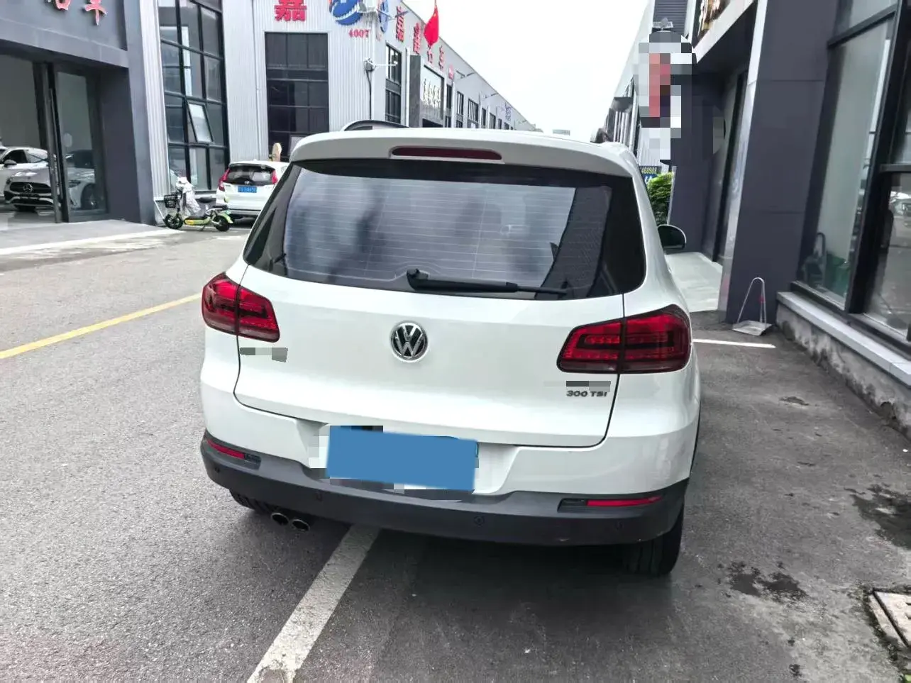 2017 VOLKSWAGEN TIGUAN thumbnail 3