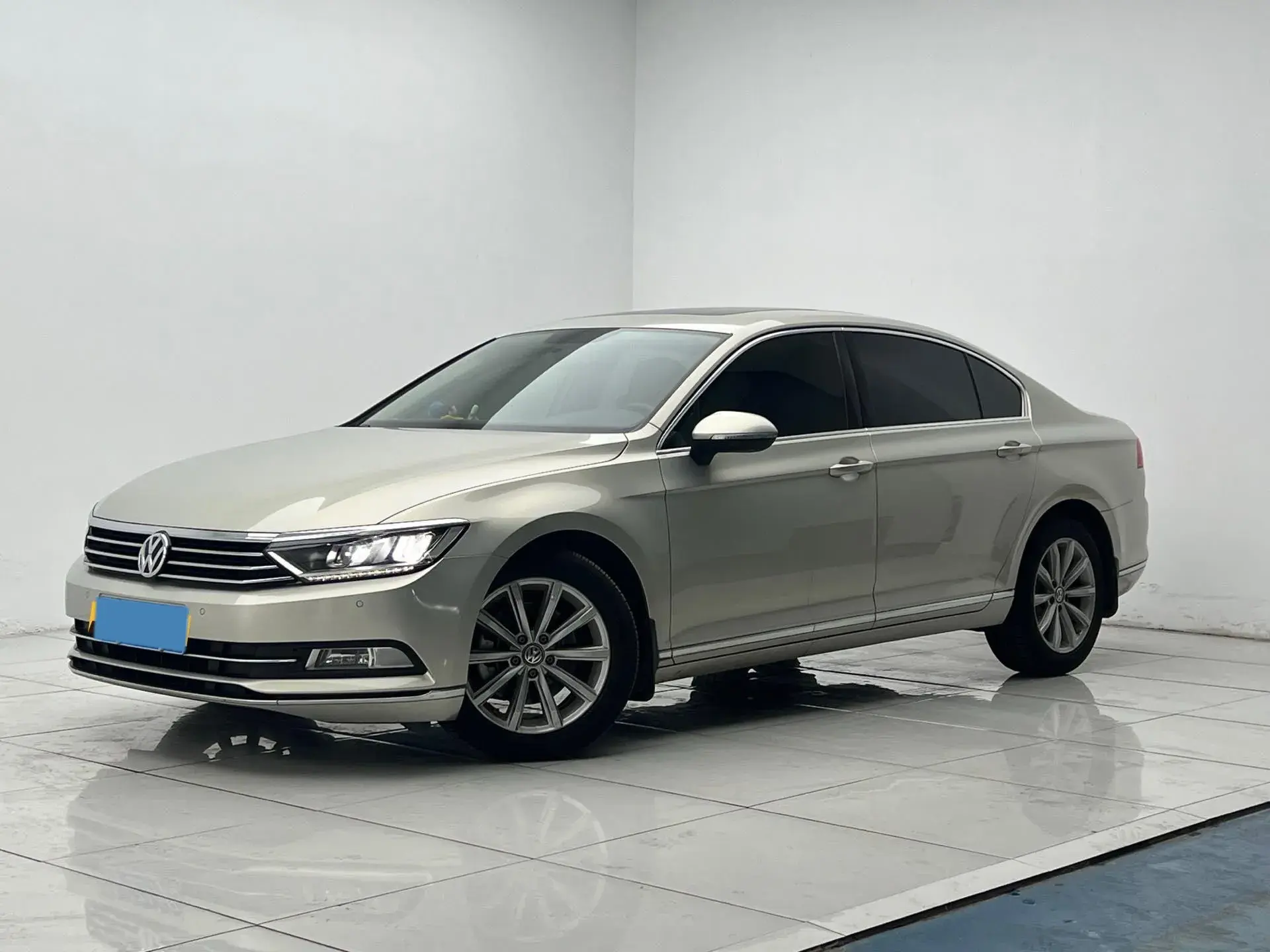 2019 VOLKSWAGEN MAGOTAN view 1