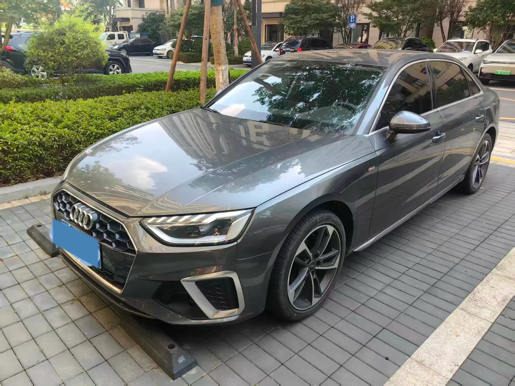 2022 AUDI A4L view 1