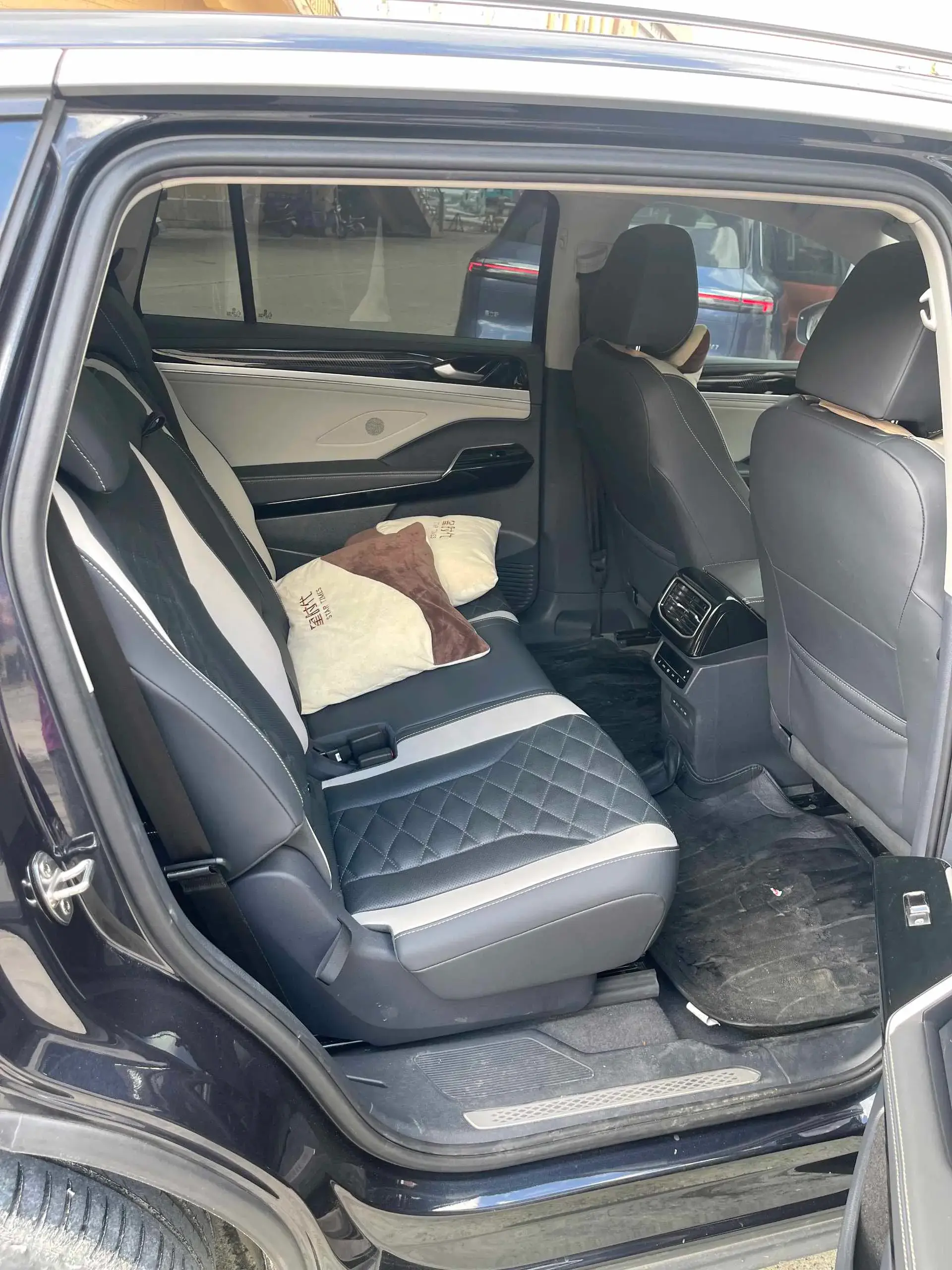 2022 VOLKSWAGEN ID.6 thumbnail 3