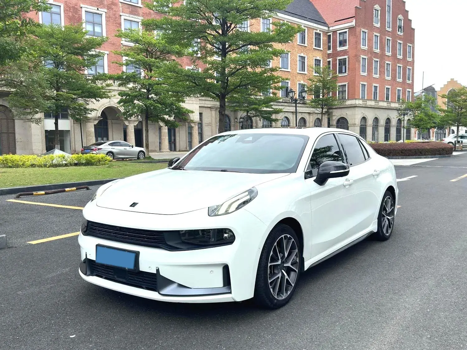 2019 LYNK&CO 03 view 1
