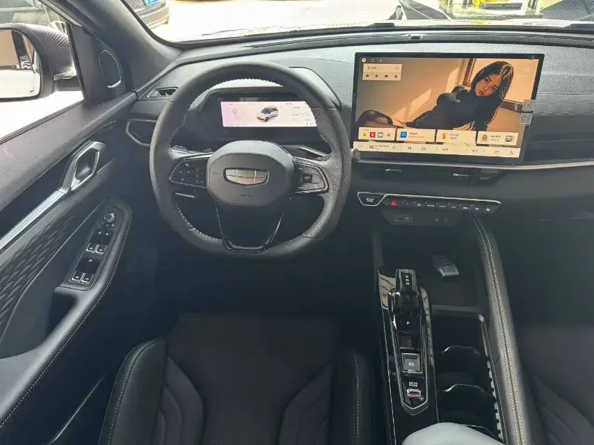 2025 GEELY COOLRAY thumbnail 4