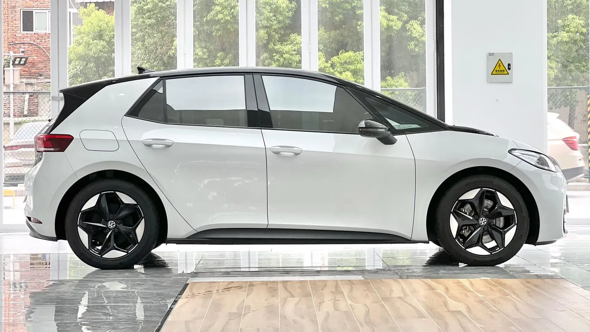 2025 VOLKSWAGEN ID.3 thumbnail 4