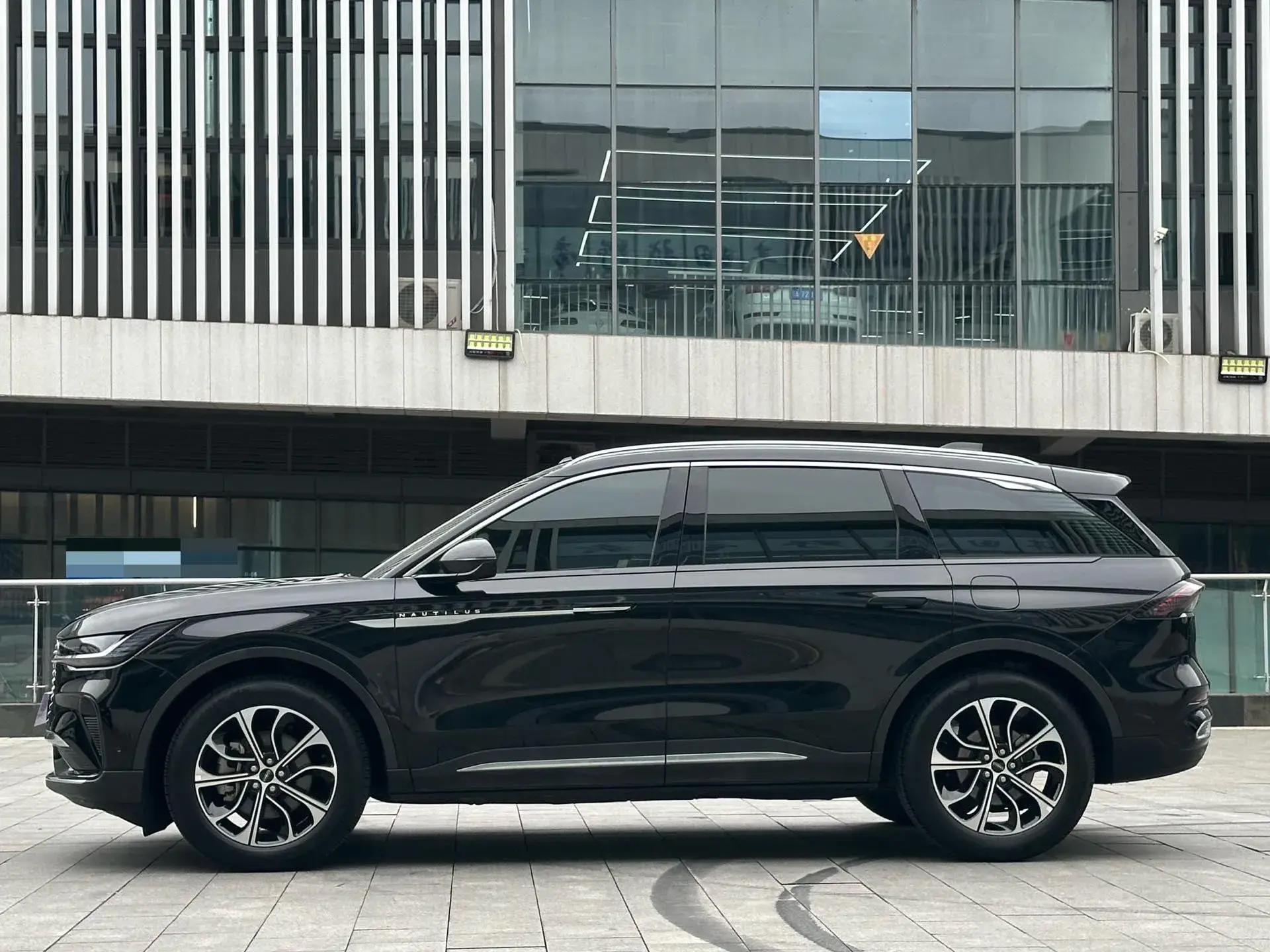 2023 LINCOLN NAUTILUS thumbnail 3