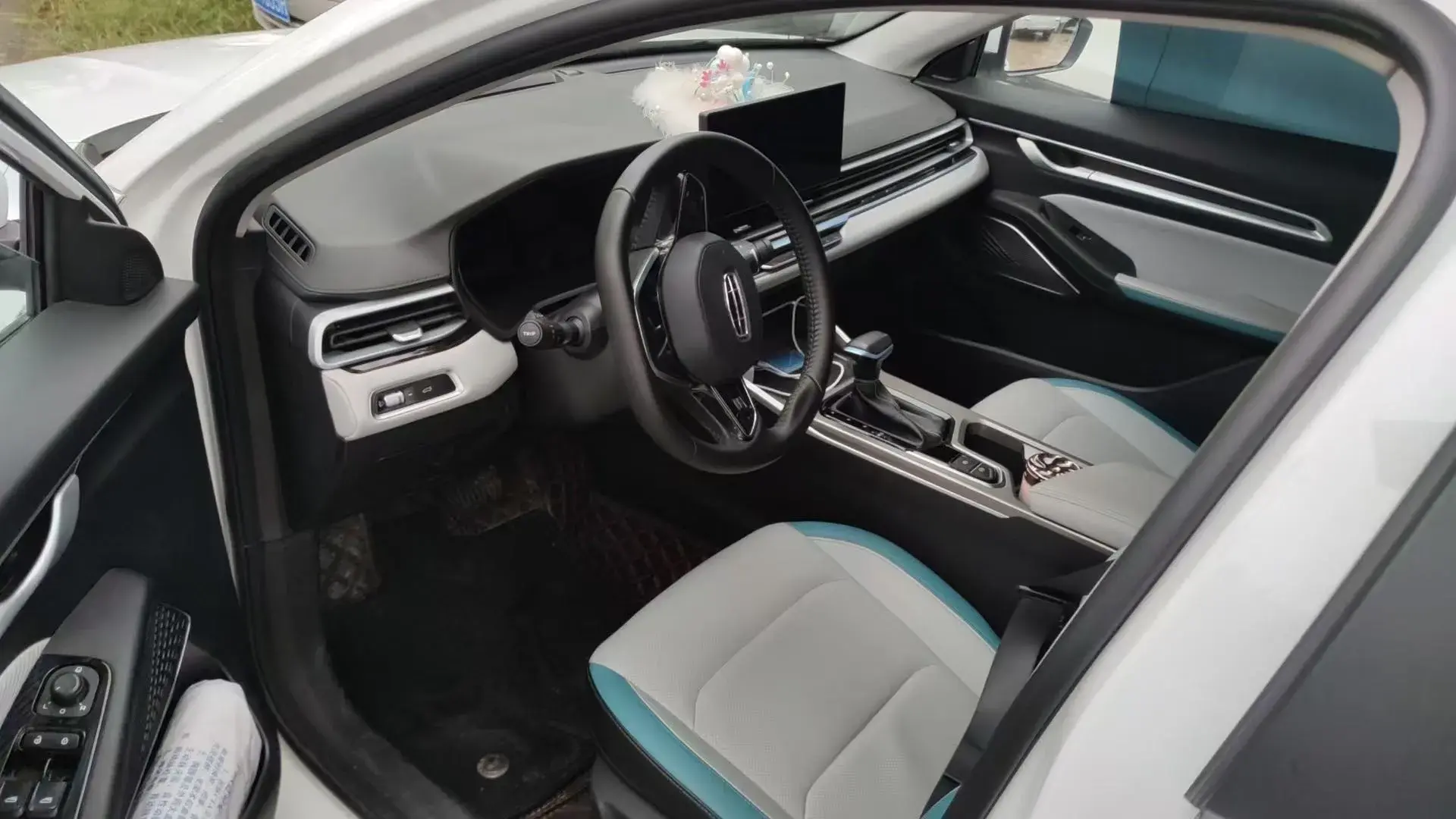 2023 GEELY EMGRAND thumbnail 2