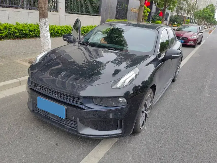 2019 LYNK&CO 03 view 1