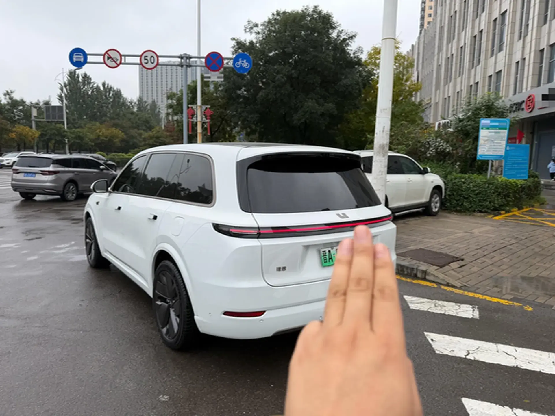 2025 LI L9 thumbnail 4