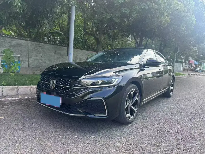 2023 VOLKSWAGEN PASSAT view 1