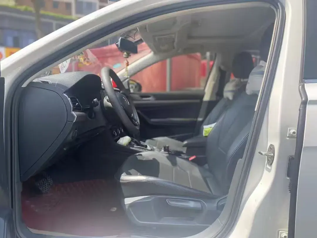 2018 VOLKSWAGEN LAVIDA thumbnail 2