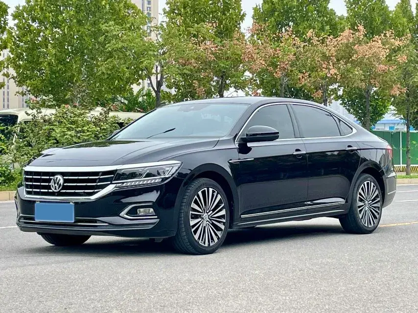 2019 VOLKSWAGEN PASSAT view 1