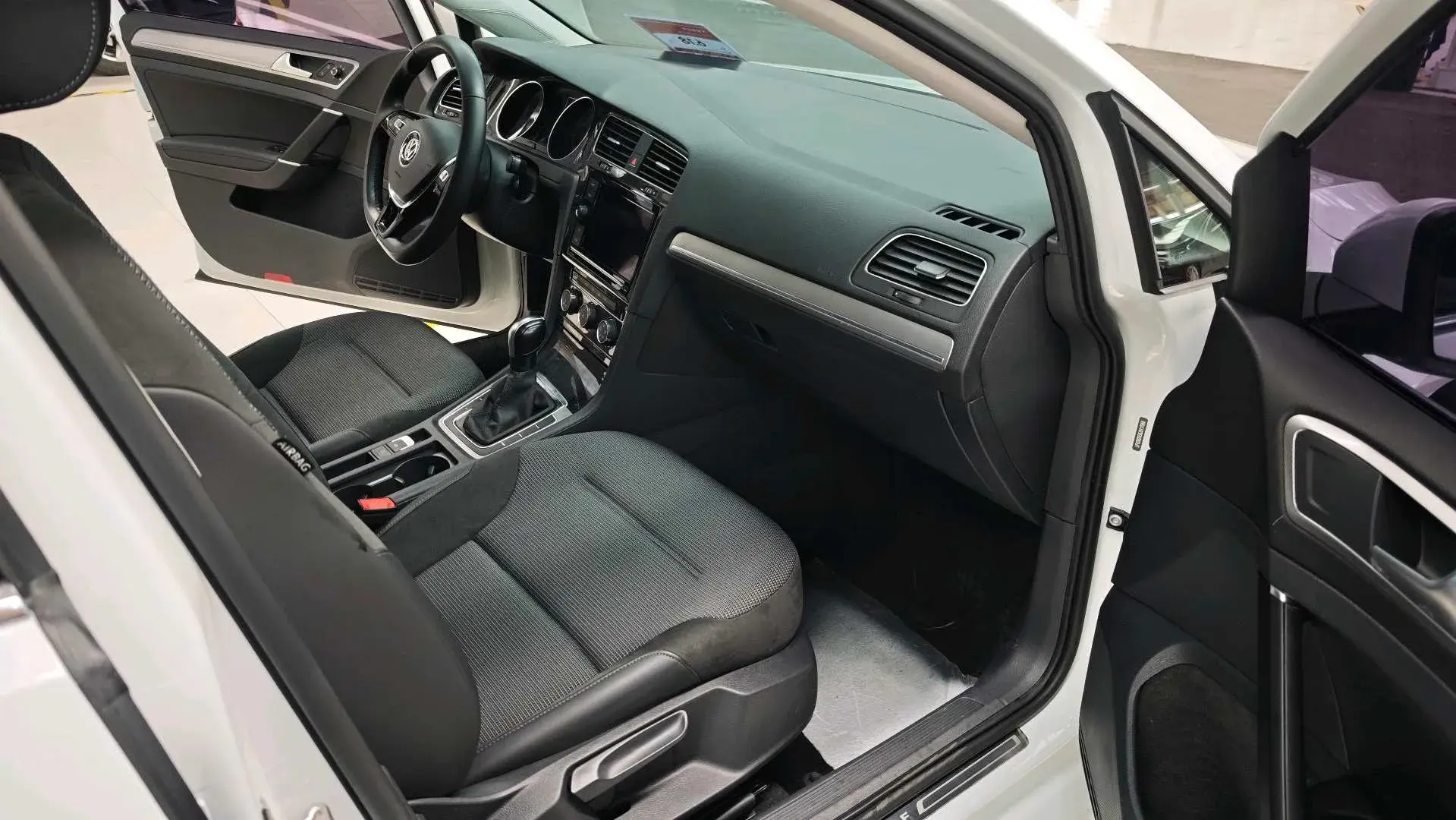 2018 VOLKSWAGEN GOLF thumbnail 3