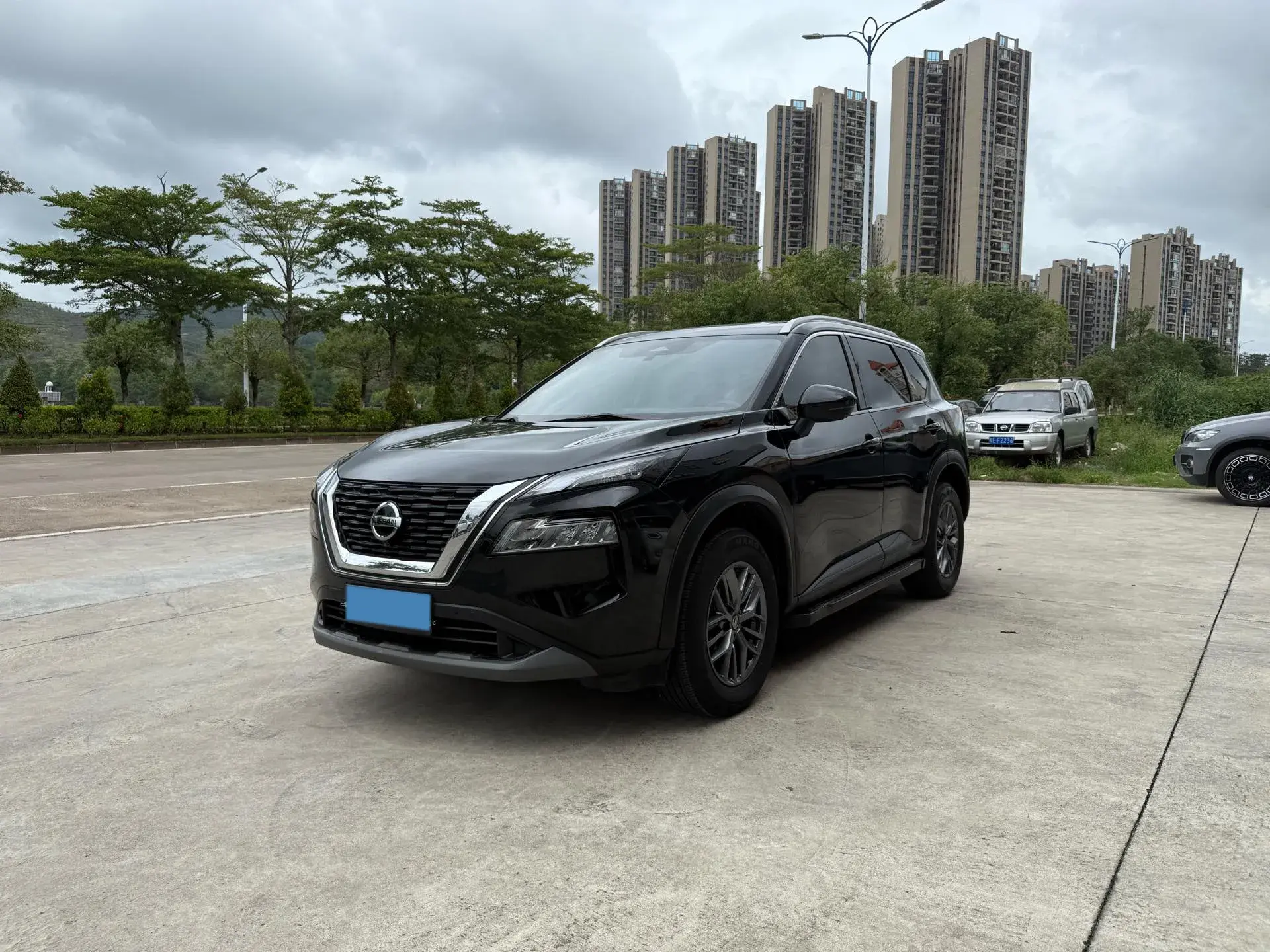 2021 NISSAN X-TRAIL view 1