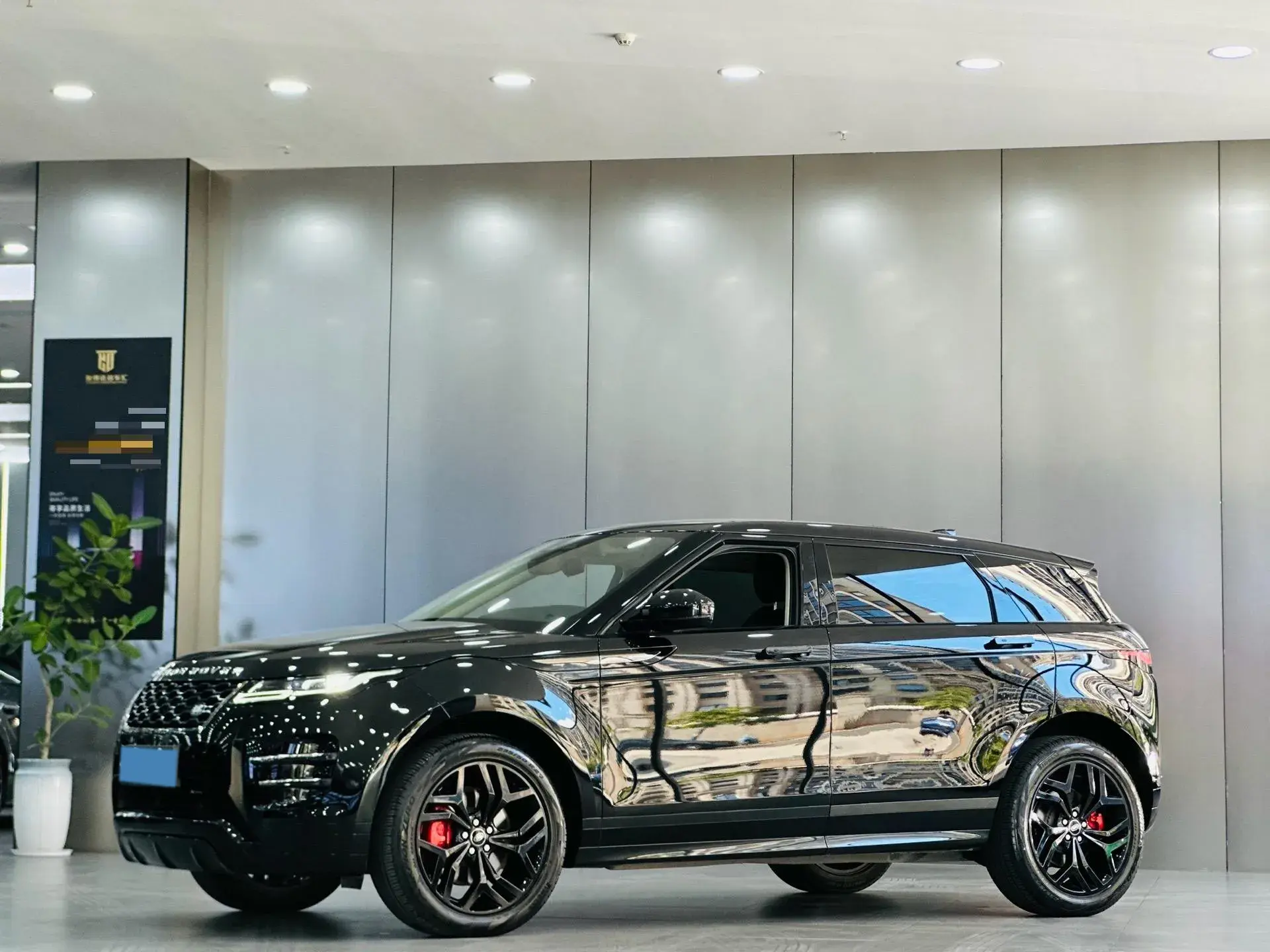 2023 LAND ROVER view 1