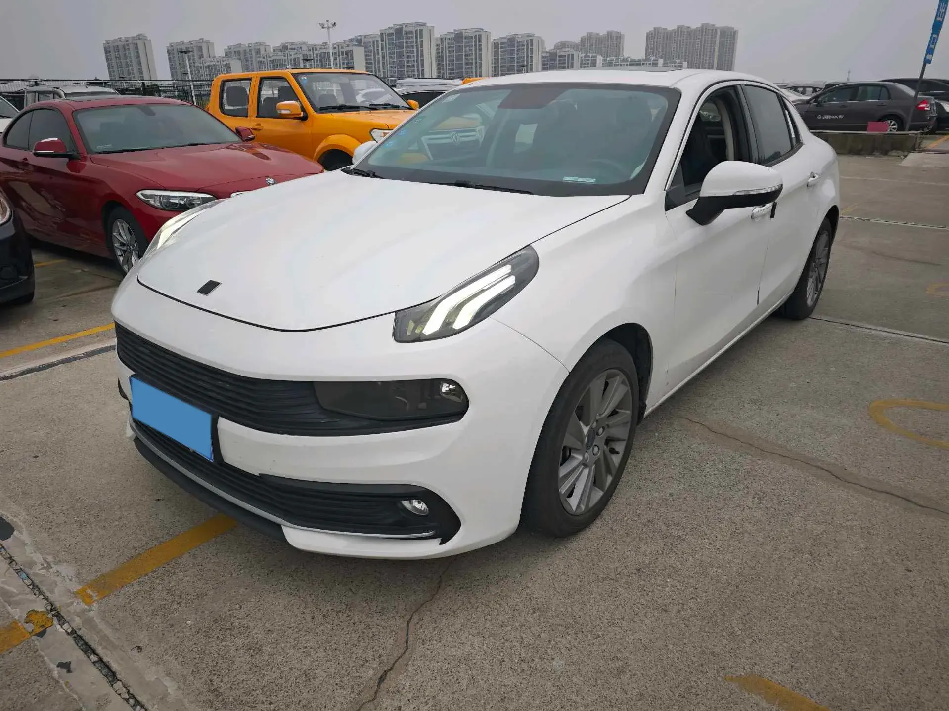 2018 LYNK&CO 03 view 1