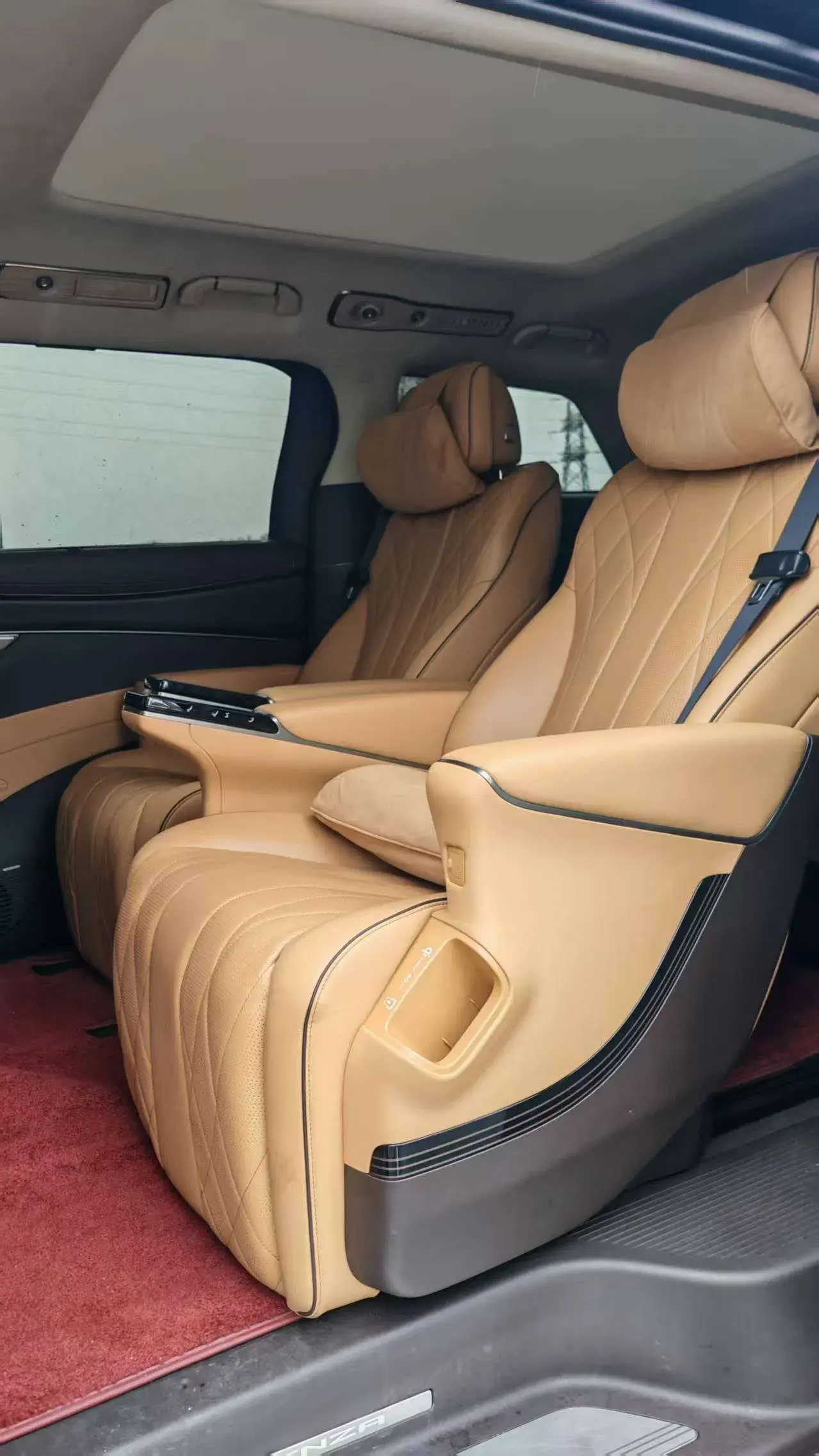 2024 DENZA D9 thumbnail 4