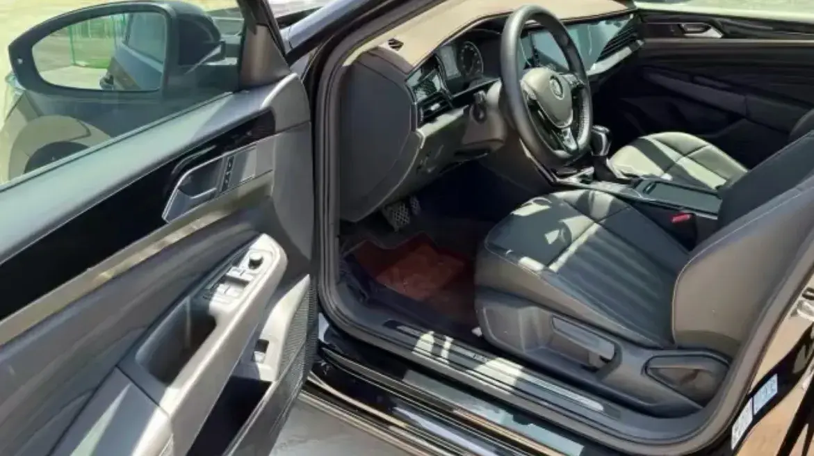 2019 VOLKSWAGEN PASSAT thumbnail 4