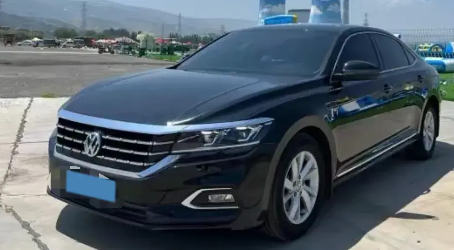 2019 VOLKSWAGEN PASSAT view 1
