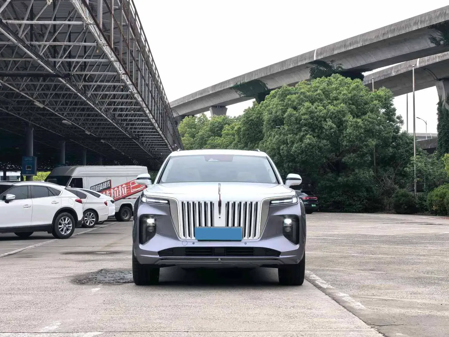 2021 HONGQI E-HS9 thumbnail 4