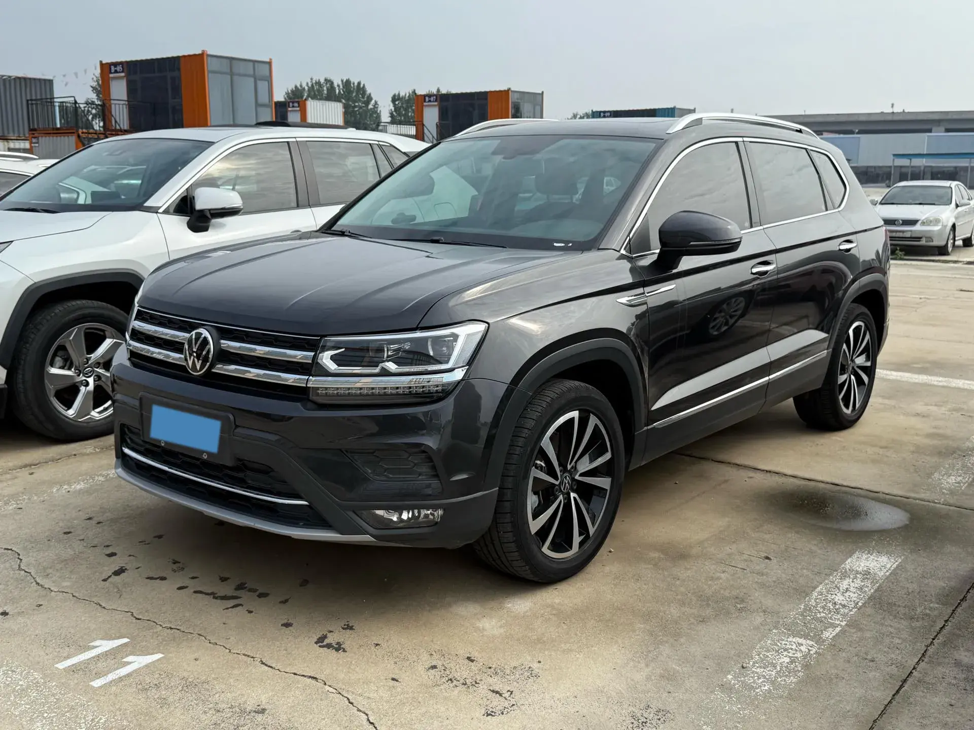 2021 VOLKSWAGEN THARU view 1