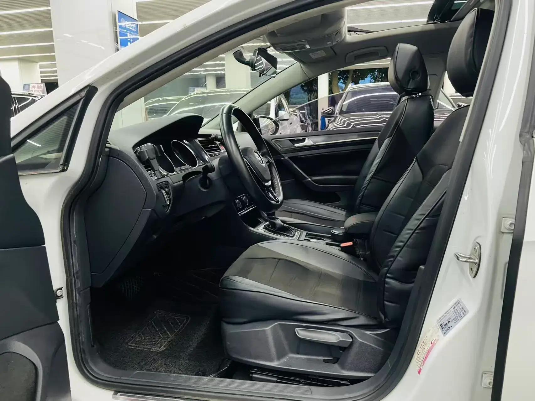 2017 VOLKSWAGEN GOLF thumbnail 4