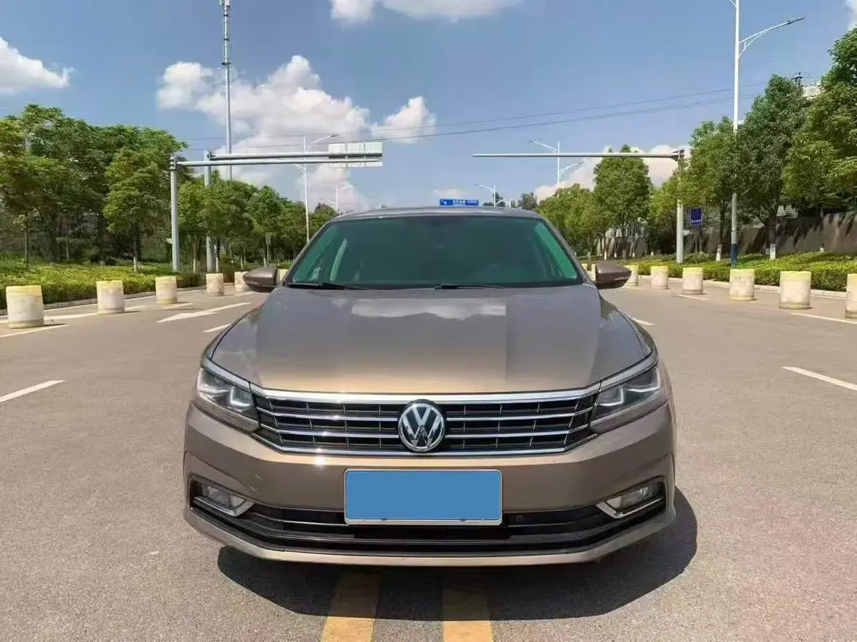 2017 VOLKSWAGEN PASSAT thumbnail 3