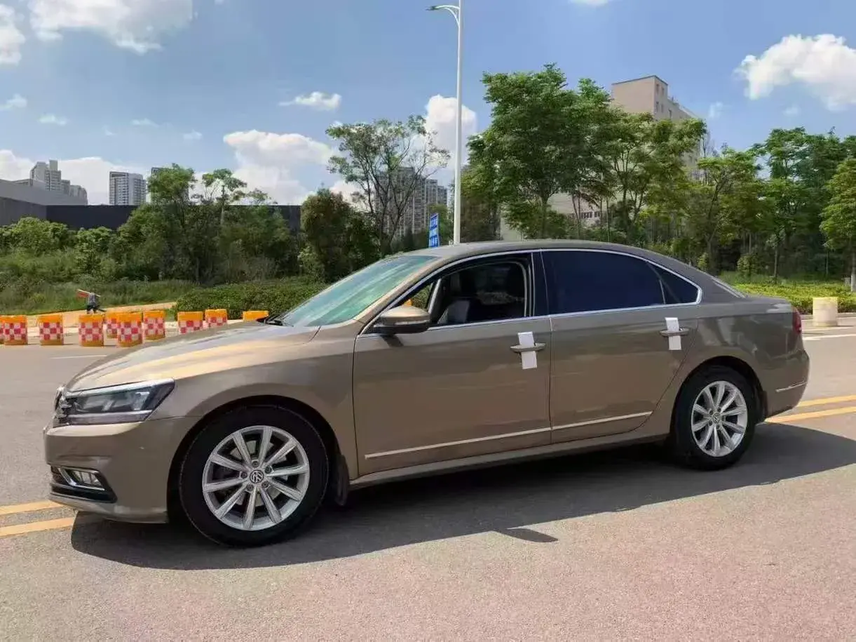 2017 VOLKSWAGEN PASSAT view 1