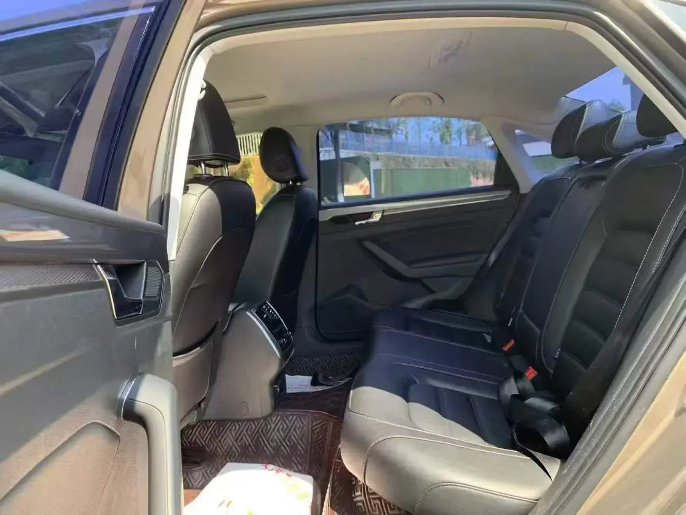 2017 VOLKSWAGEN PASSAT thumbnail 4