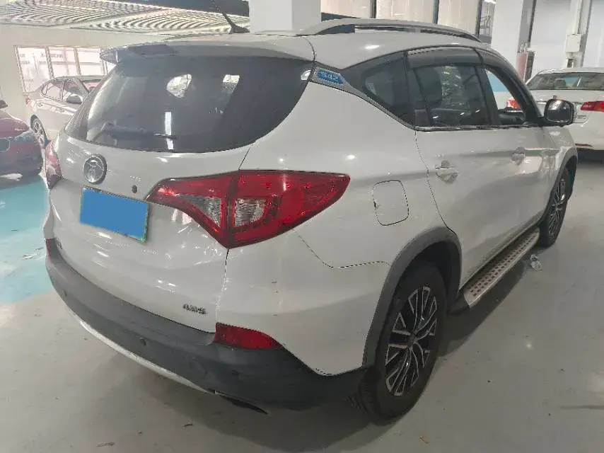 2017 BYD SONG thumbnail 4