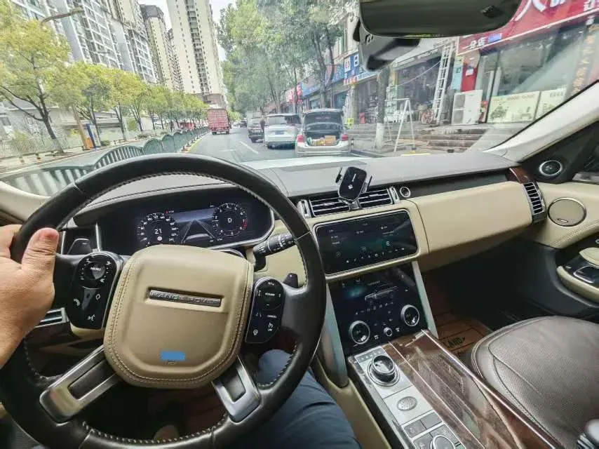 2021 LAND ROVER thumbnail 4