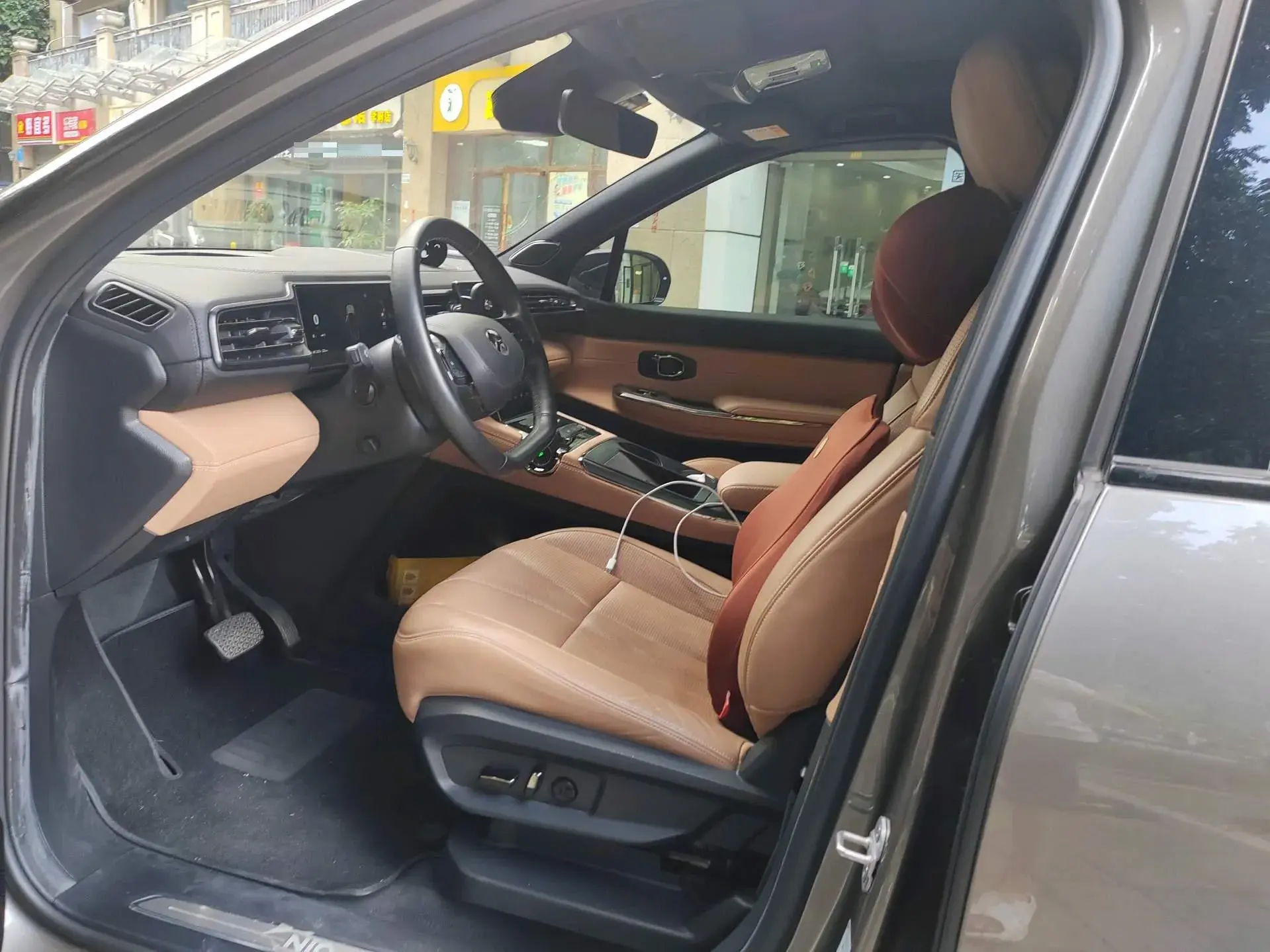 2020 NIO ES8 thumbnail 3