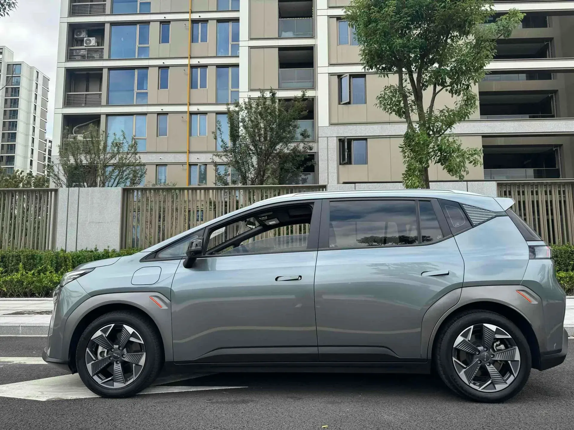 2022 AION Y thumbnail 3