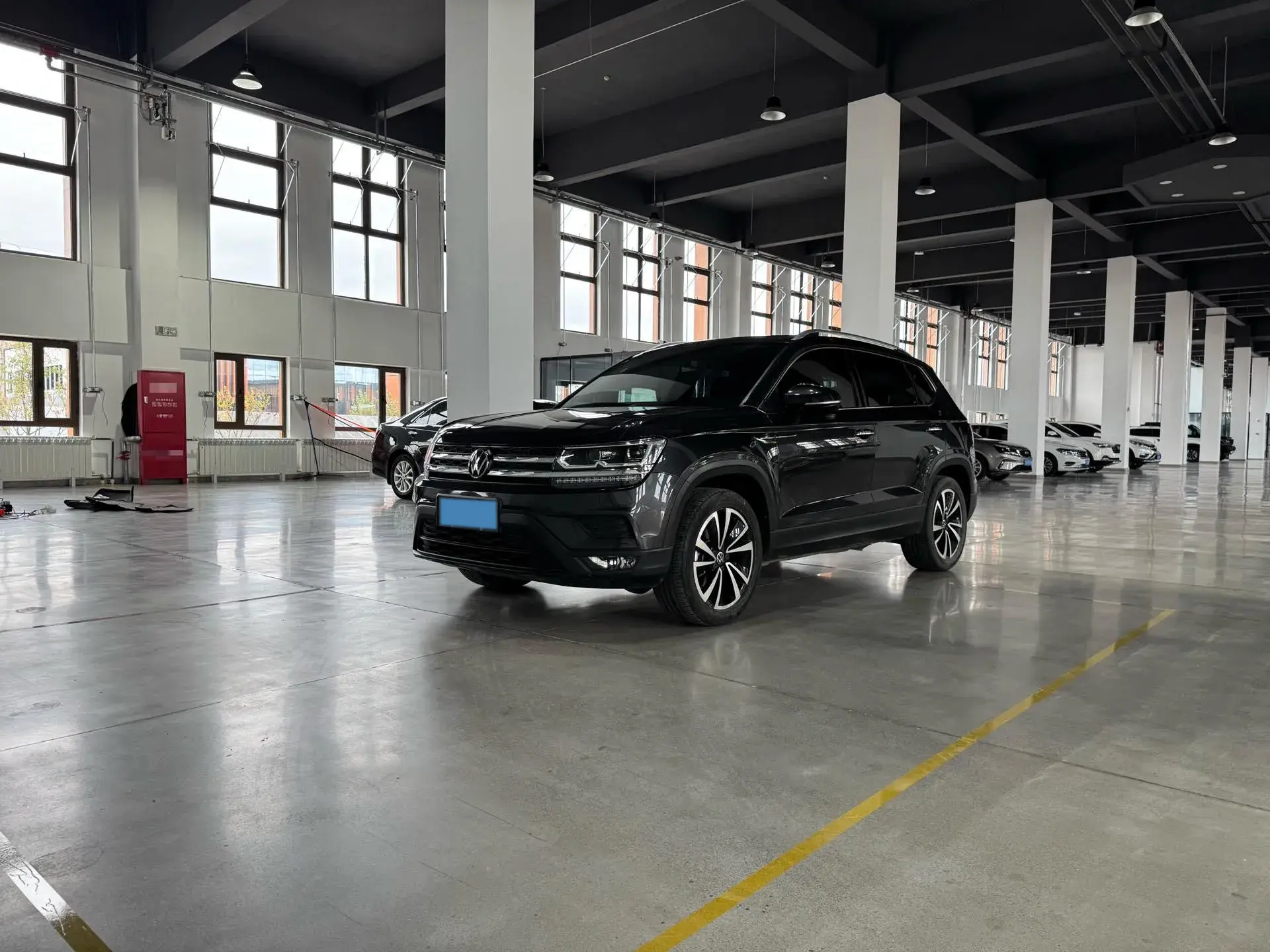 2021 VOLKSWAGEN THARU view 1