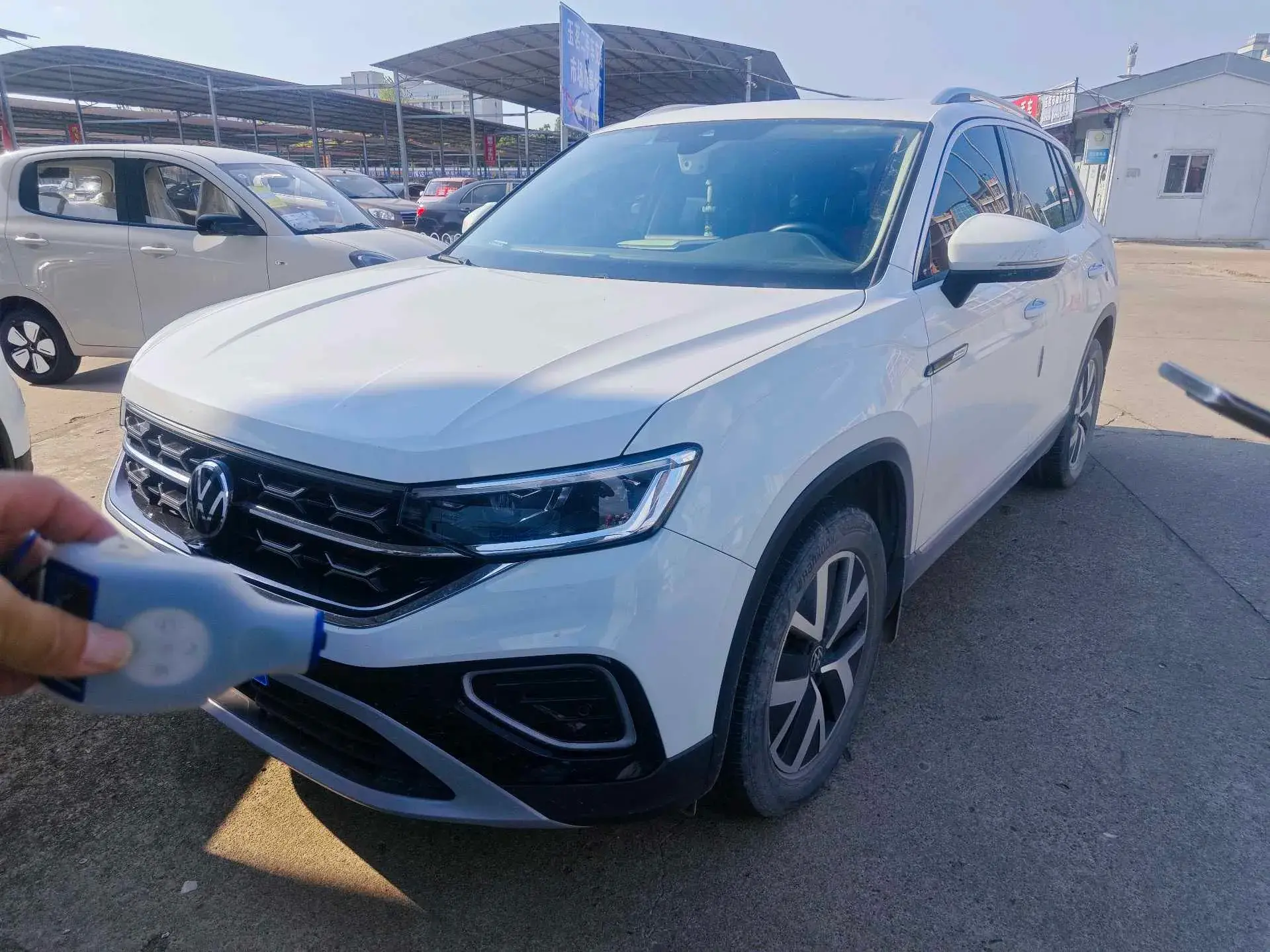 2023 VOLKSWAGEN TAYRON view 1