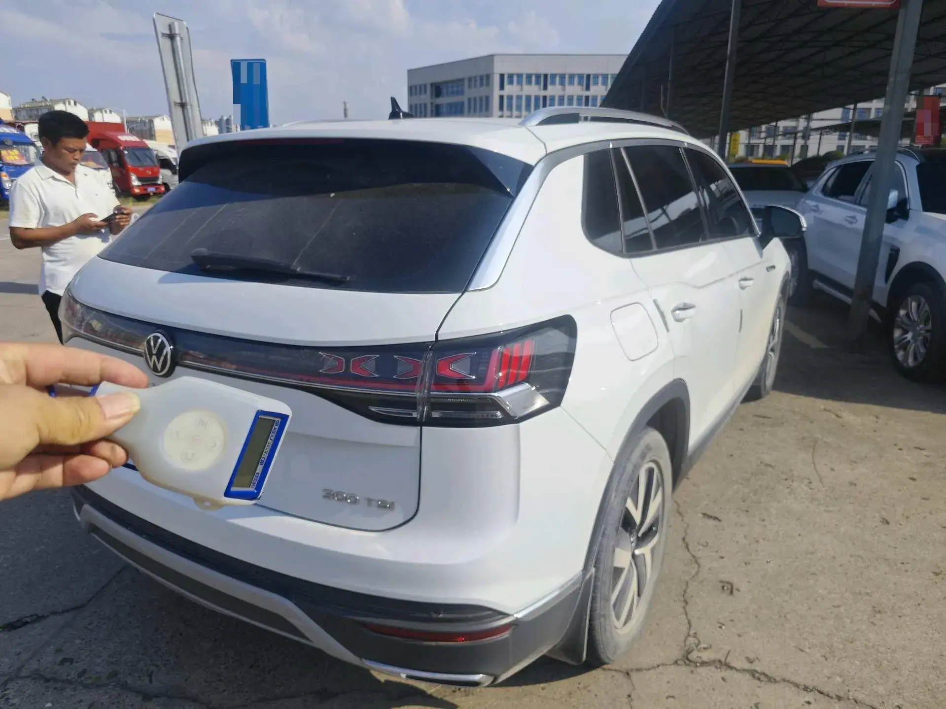 2023 VOLKSWAGEN TAYRON thumbnail 2