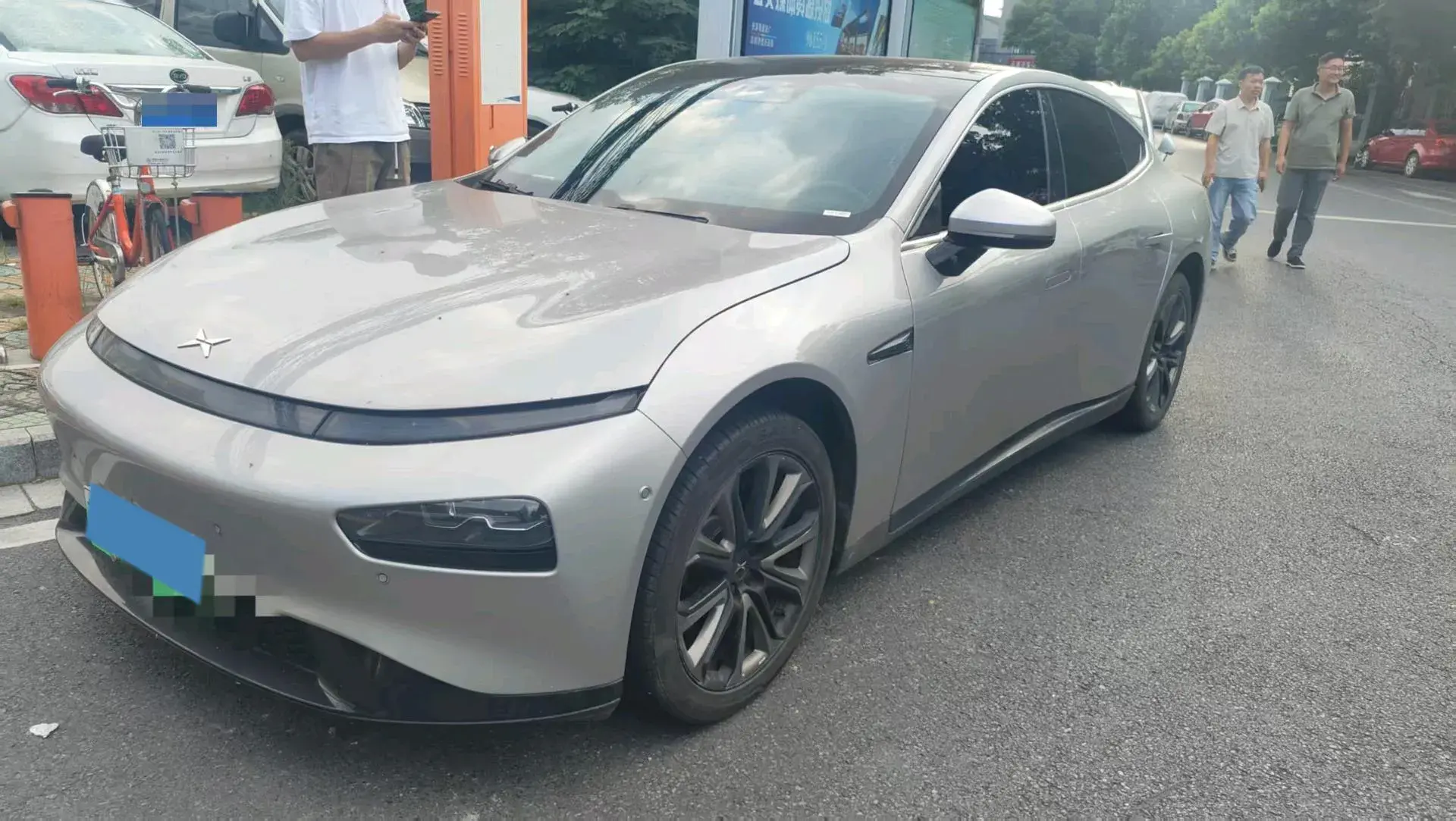 2022 XPENG P7 view 1